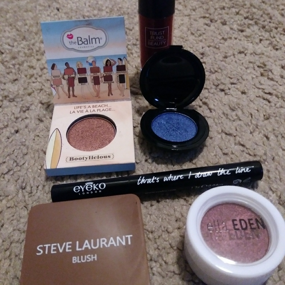 3 eyeshadows, 1 blush, 1 lip gloss , 1 eye liner